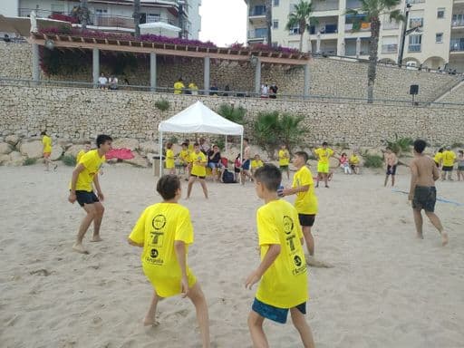 La platja de les Avellanes acull el X Torneig d'Handbol Platja