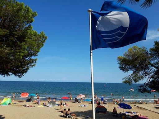 La platja de les Avellanes i la de Cap-Roig i el Club Nàutic Ampolla renoven la bandera blava