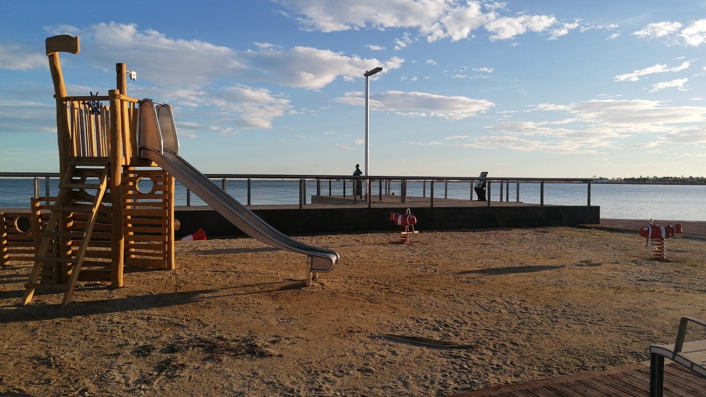 L'Ajuntament de l'Ampolla instal·la un parc infantil al passeig de l'Arenal