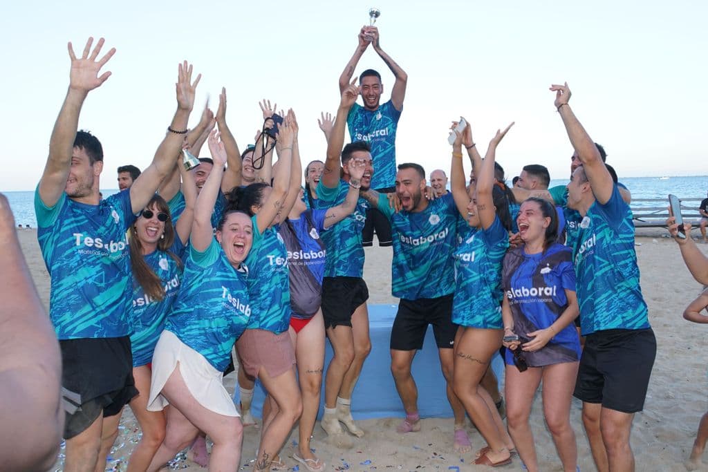 L'equip Teslaboral, guanyador del XXV Open de Futbol Platja Ciutat de l'Ampolla