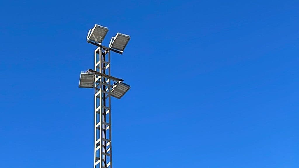 L’Ajuntament de l’Ampolla renova l’enllumenat del Camp de Futbol Municipal instal·lant projectors amb tecnologia LED