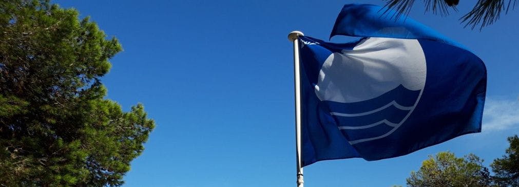 La platja de les Avellanes i la de Cap-Roig i el Club Nàutic Ampolla renoven la bandera blava