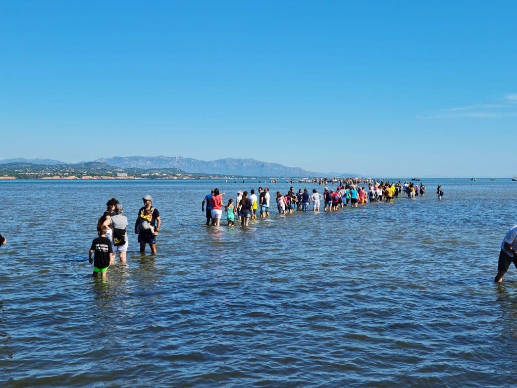 L'Ampolla se suma a la cadena humana reivindicativa organitzada pel Moviment de Lluita pel Delta de l'Ebre