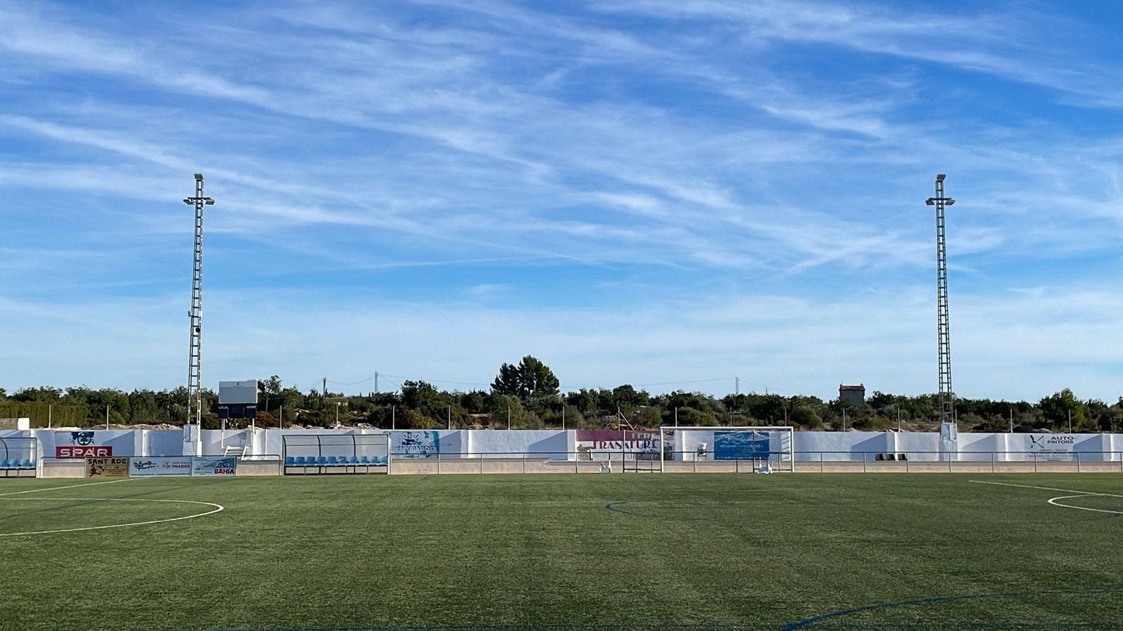 L’Ajuntament de l’Ampolla renova l’enllumenat del Camp de Futbol Municipal instal·lant projectors amb tecnologia LED