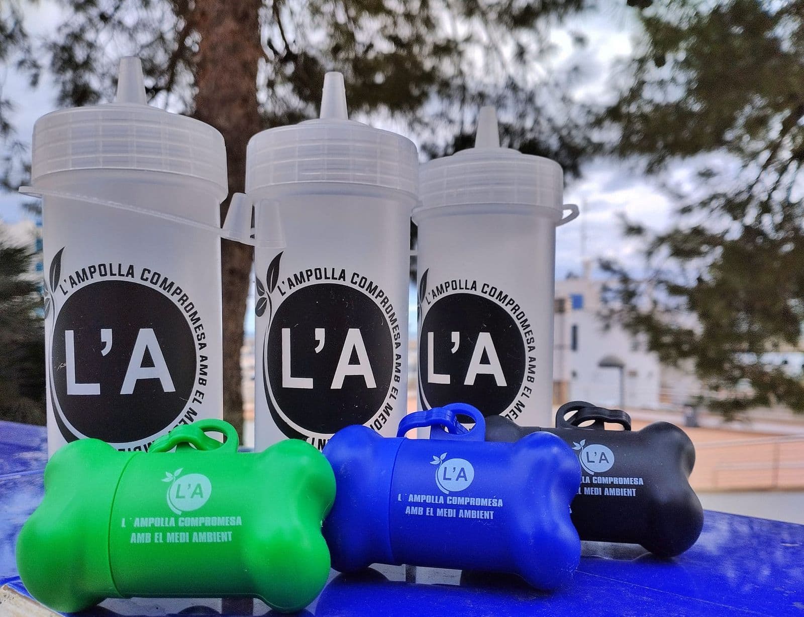L'Ajuntament de l'Ampolla facilita la neteja d'excrements i miccions amb un set gratuït per a mascotes