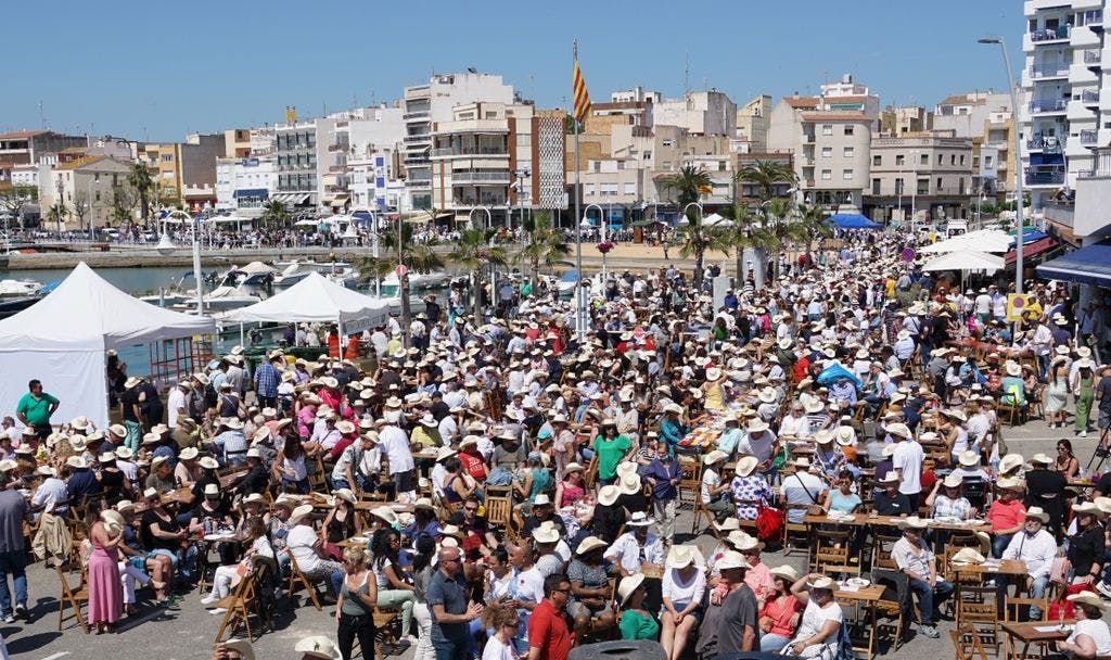 Més de 4.000 persones omplen el port pesquer de l’Ampolla per celebrar la Diada de l’Ostra del Delta