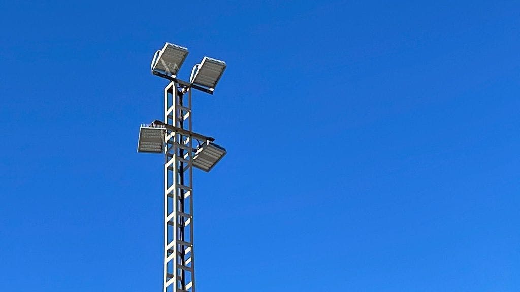 L’Ajuntament de l’Ampolla renova l’enllumenat del Camp de Futbol Municipal instal·lant projectors amb tecnologia LED