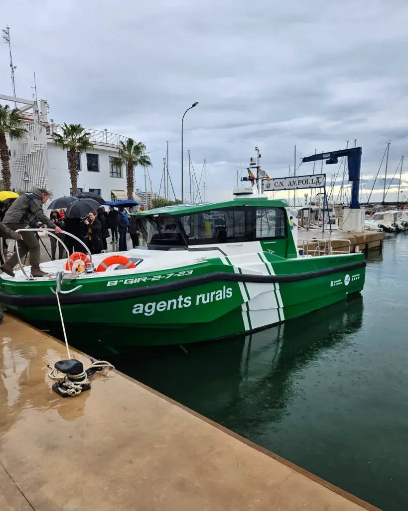 El conseller d'Interior visita l'Ampolla per presentar la nova embarcació del cos dels Agents Rurals