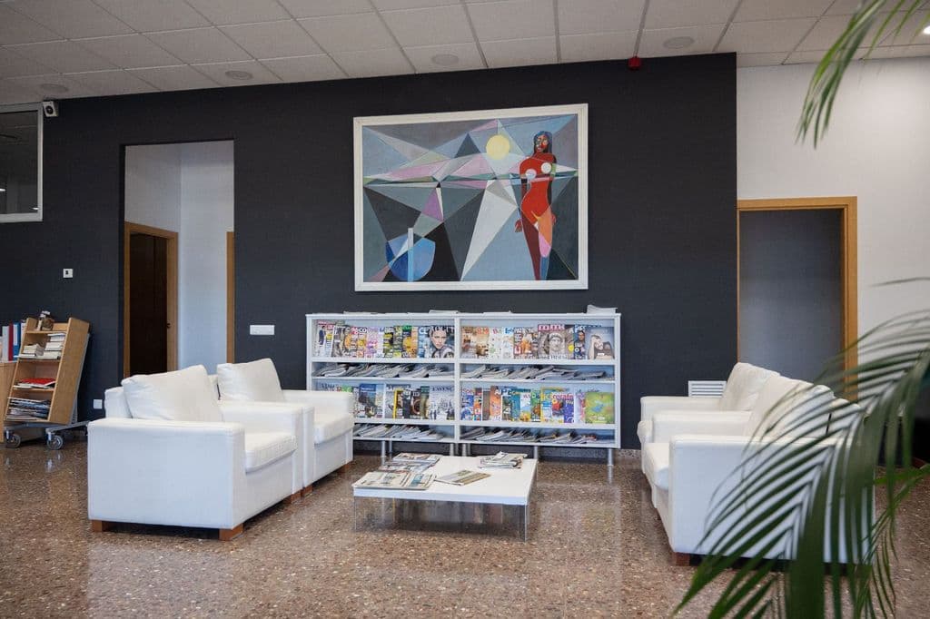 L’Ajuntament de l’Ampolla adjudica la instal·lació de dues portes automàtiques a la Biblioteca Municipal